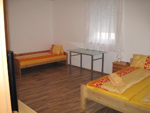 Geräumiges Zimmer mit Zusatzbett